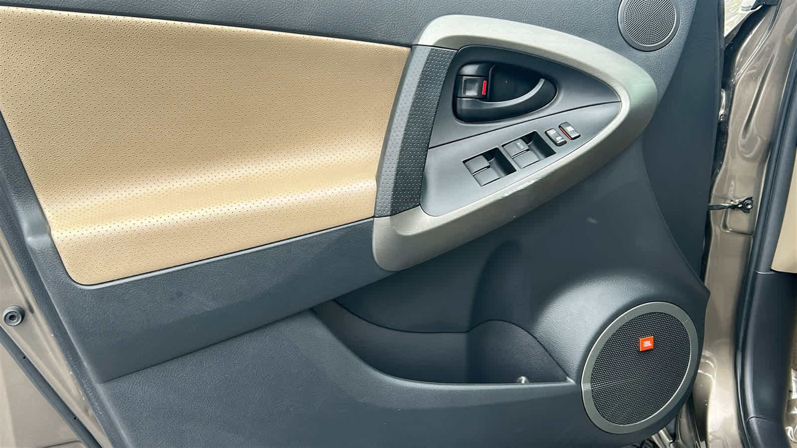 Thumbnail: 2011 Toyota RAV4 - 22