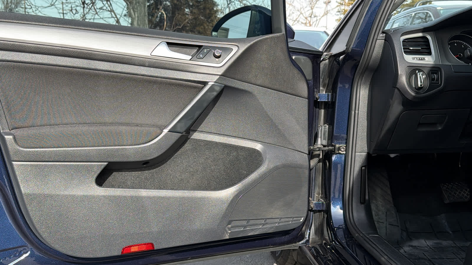 Thumbnail: 2016 Volkswagen Golf - 23