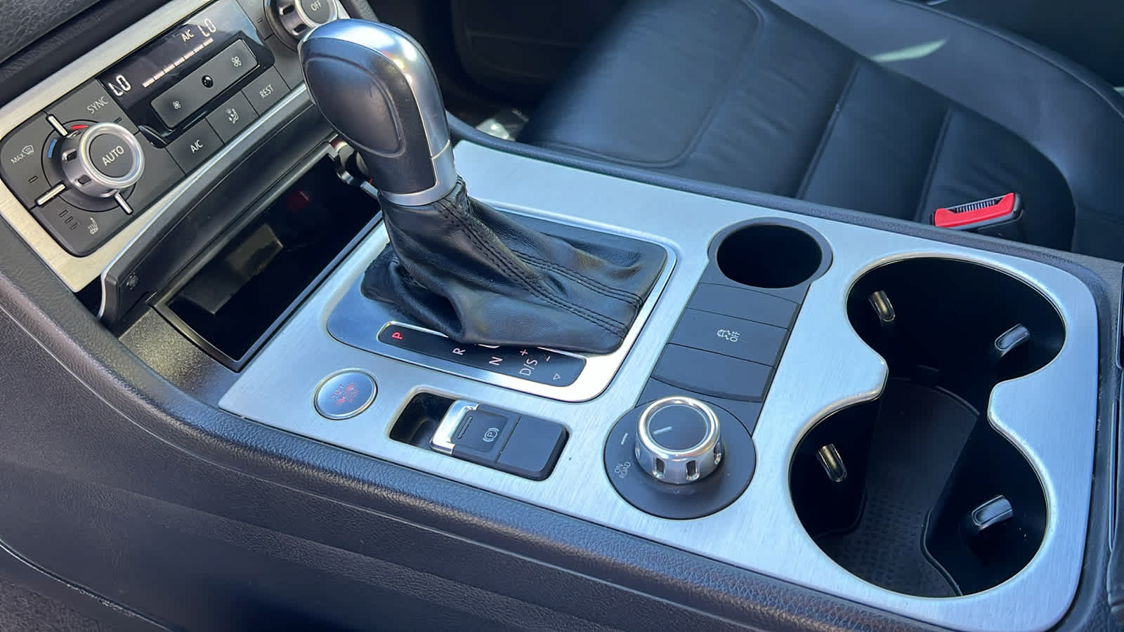 Thumbnail: 2014 Volkswagen Touareg - 13