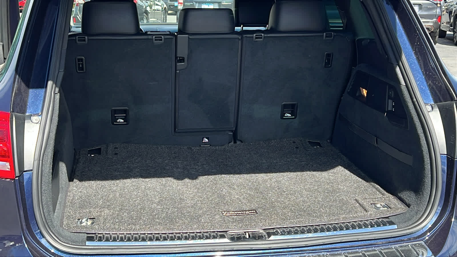 Thumbnail: 2014 Volkswagen Touareg - 27