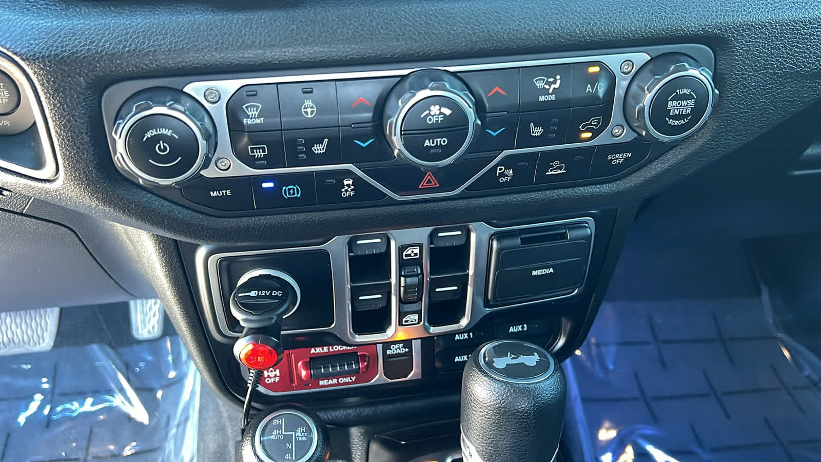 Thumbnail: 2024 Jeep Wrangler - 14