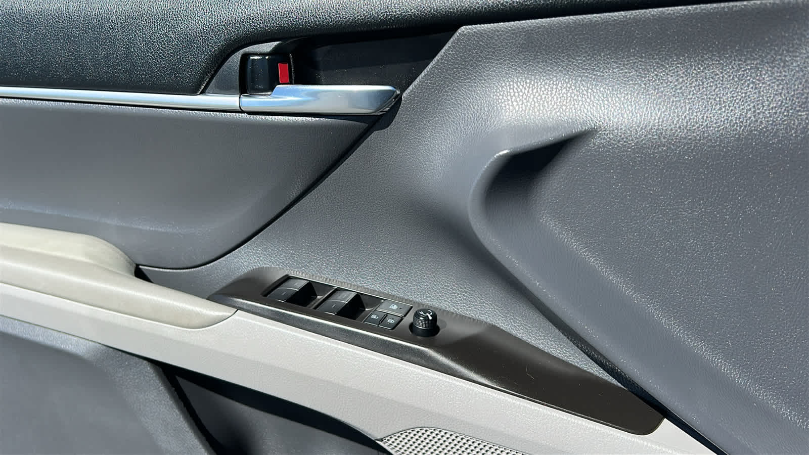 Thumbnail: 2021 Toyota Camry - 22