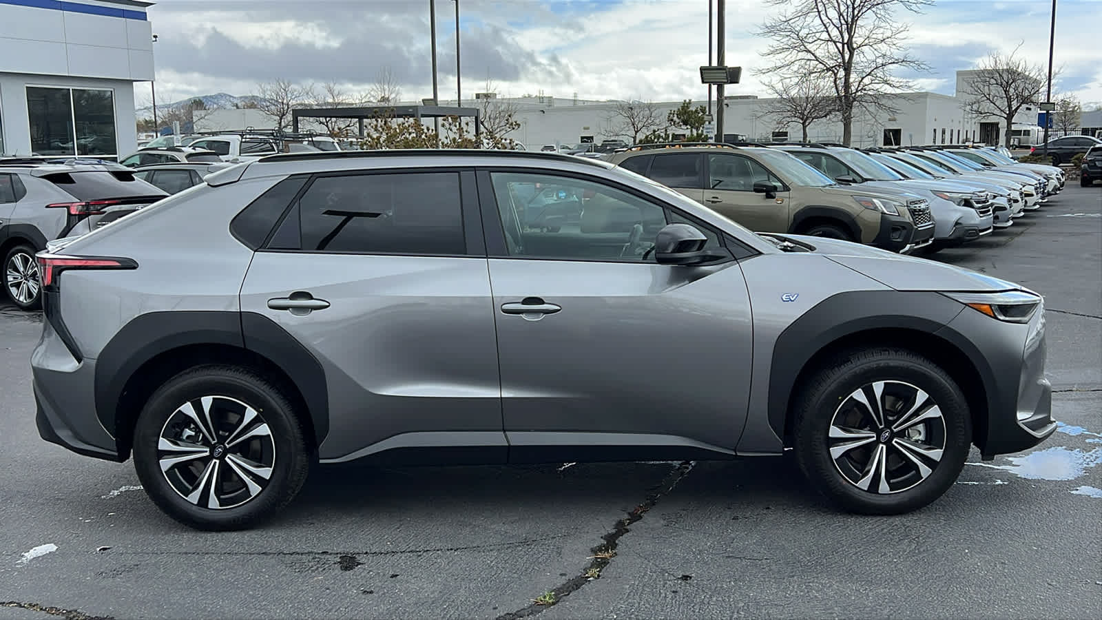 2025 Subaru Solterra Premium photo 4