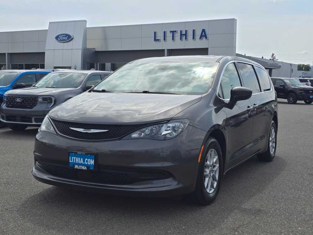 2023 Chrysler Voyager LX's photo