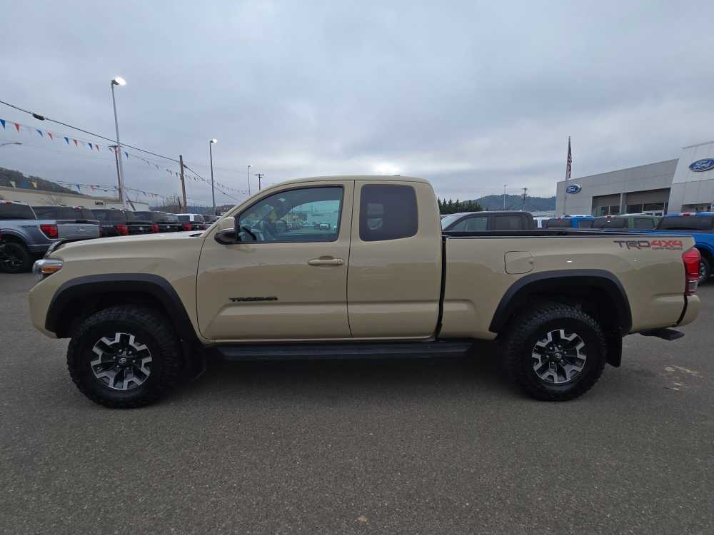 2017 Toyota Tacoma TRD photo 2