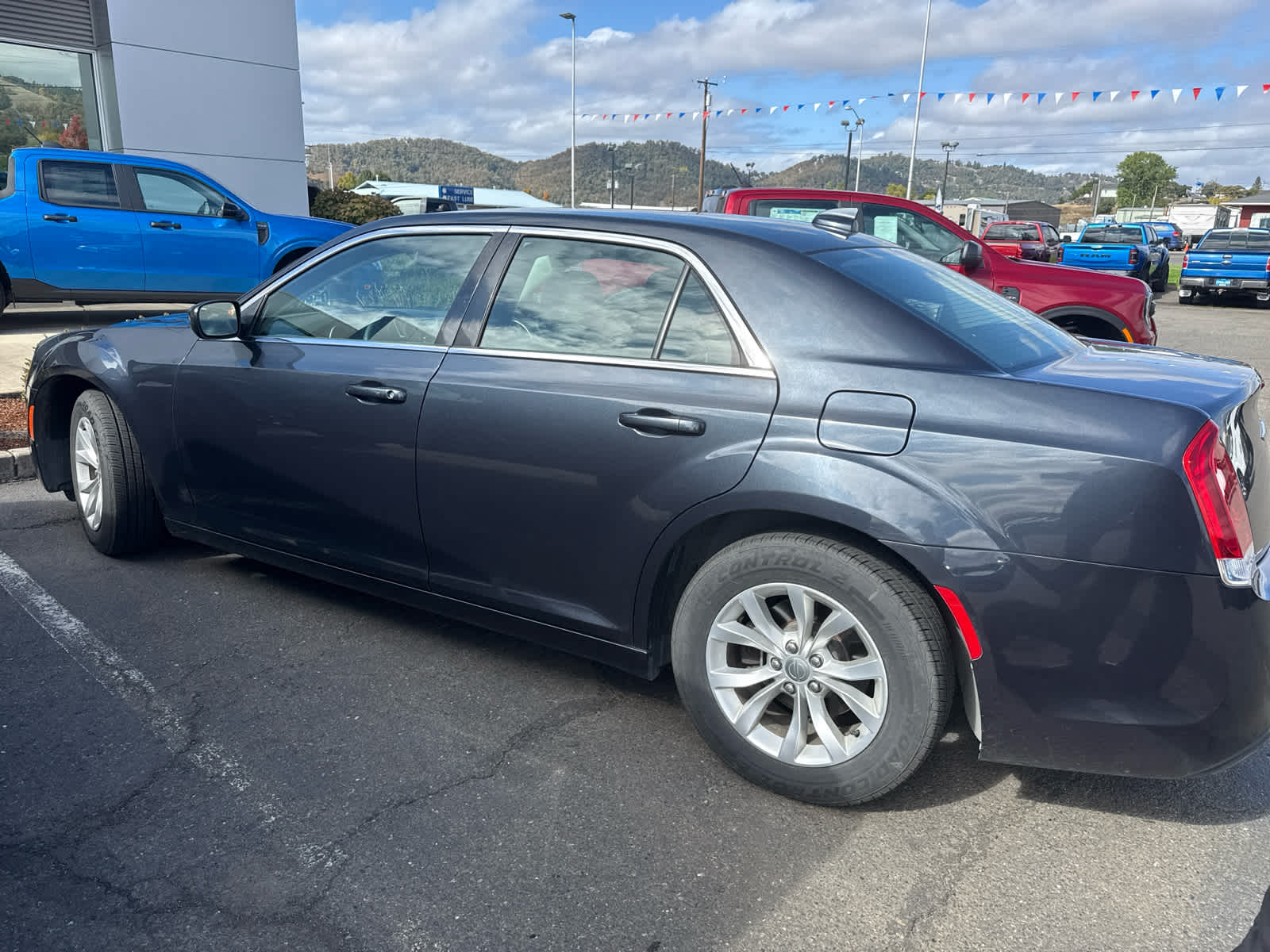 2018 Chrysler 300 Touring photo 2