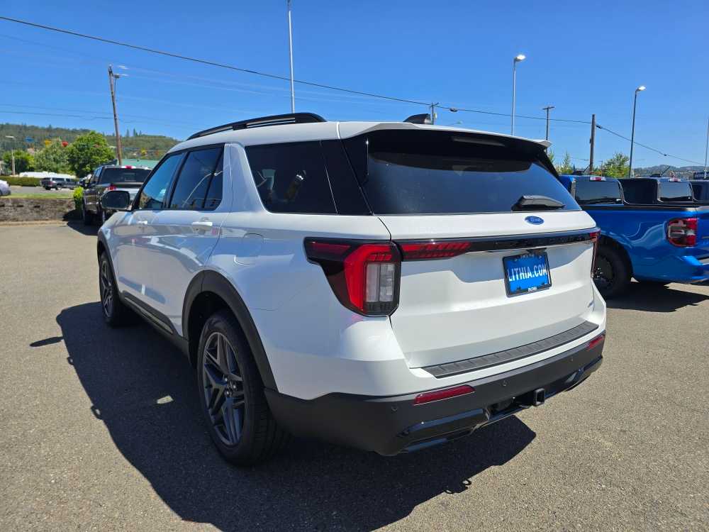 2025 Ford Explorer ST-Line photo 2