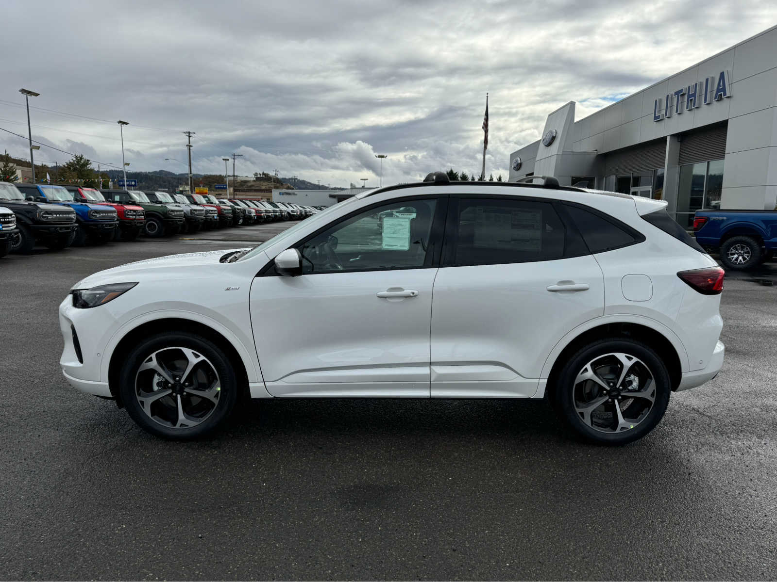 2024 Ford Escape ST-Line Elite photo 2
