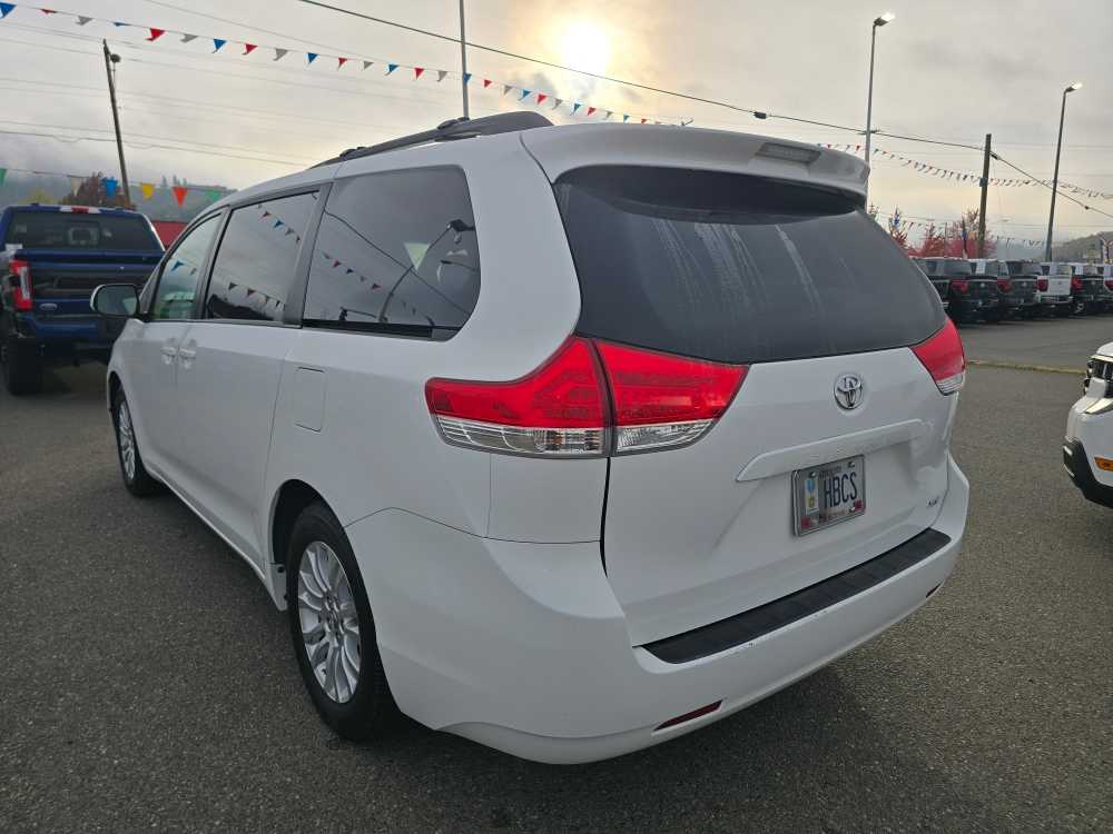 2011 Toyota Sienna XLE photo 2