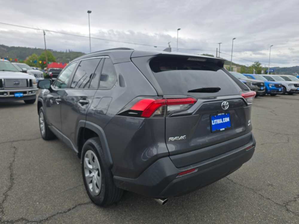 2021 Toyota RAV4 LE photo 2