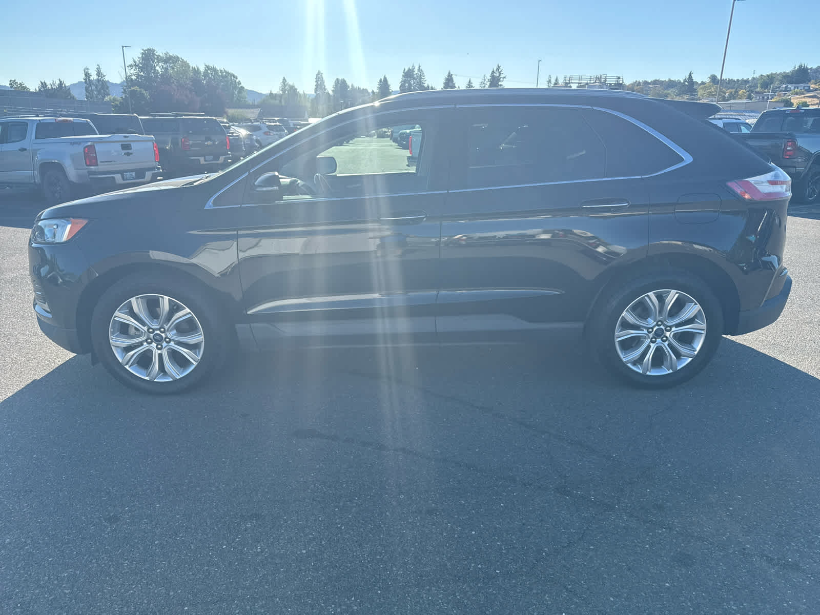 2020 Ford Edge Titanium photo 2