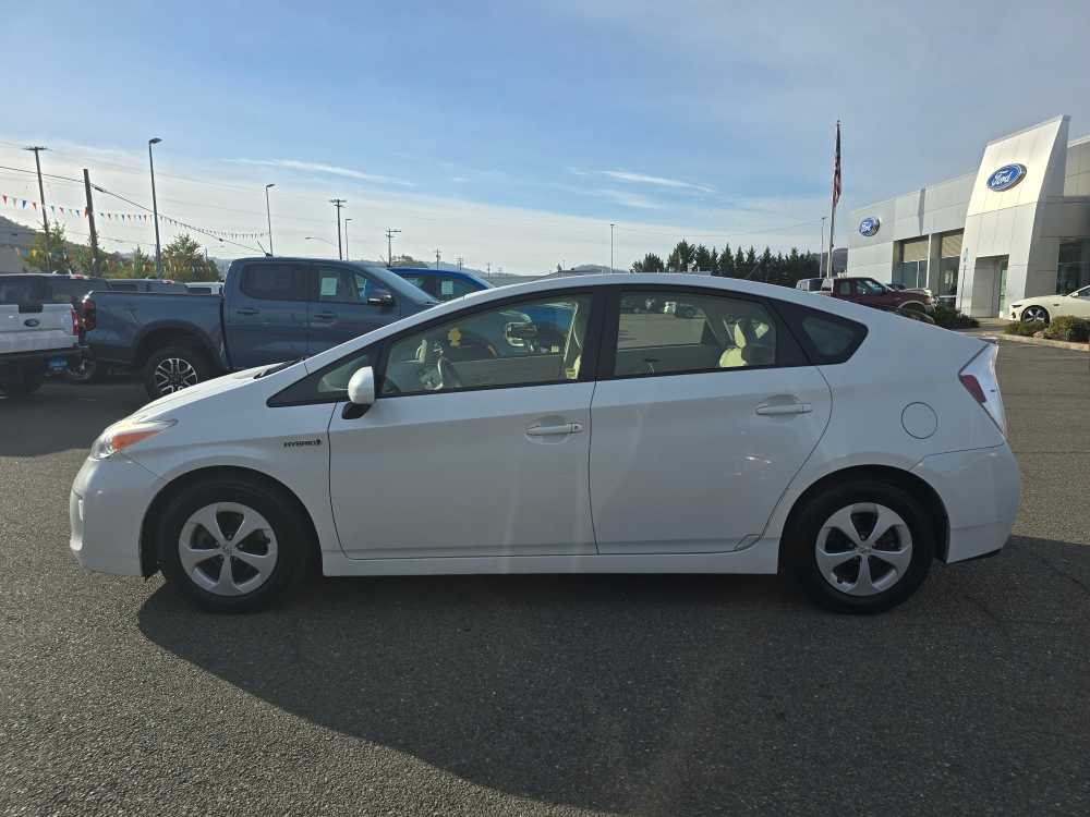 2013 Toyota Prius Three photo 2