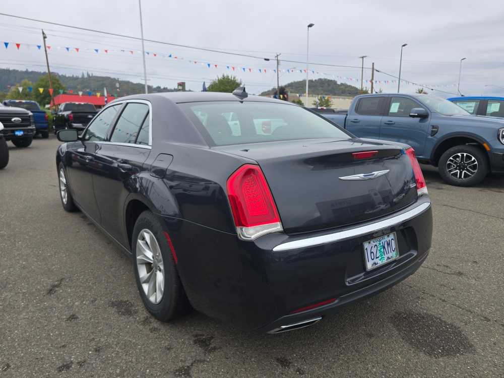 2018 Chrysler 300 Touring photo 3