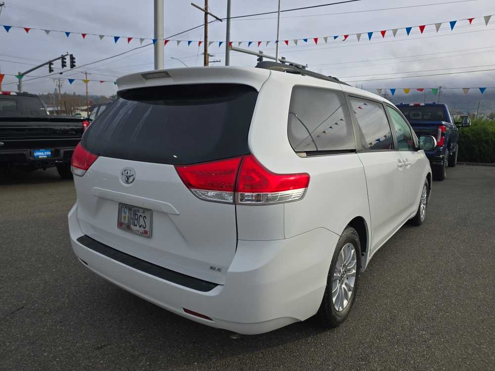 2011 Toyota Sienna XLE photo 3