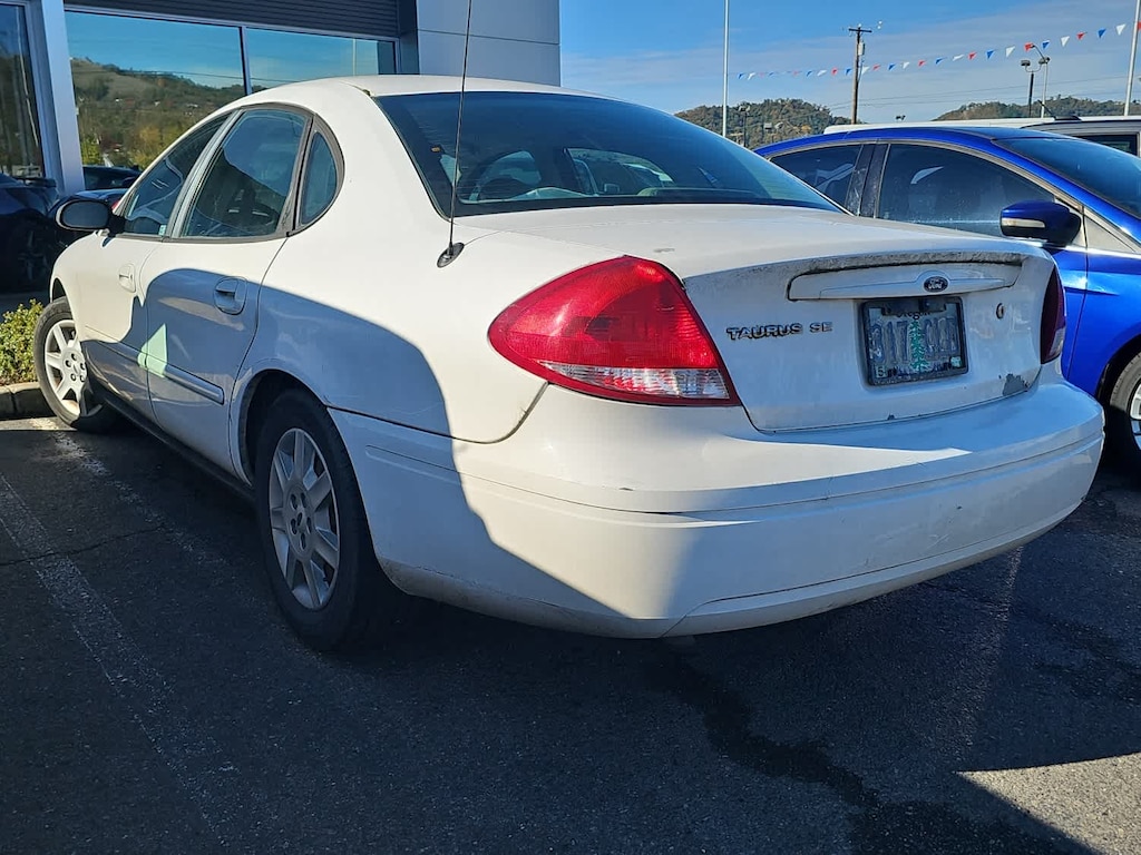 Used 2005 Ford Taurus SE Sedan