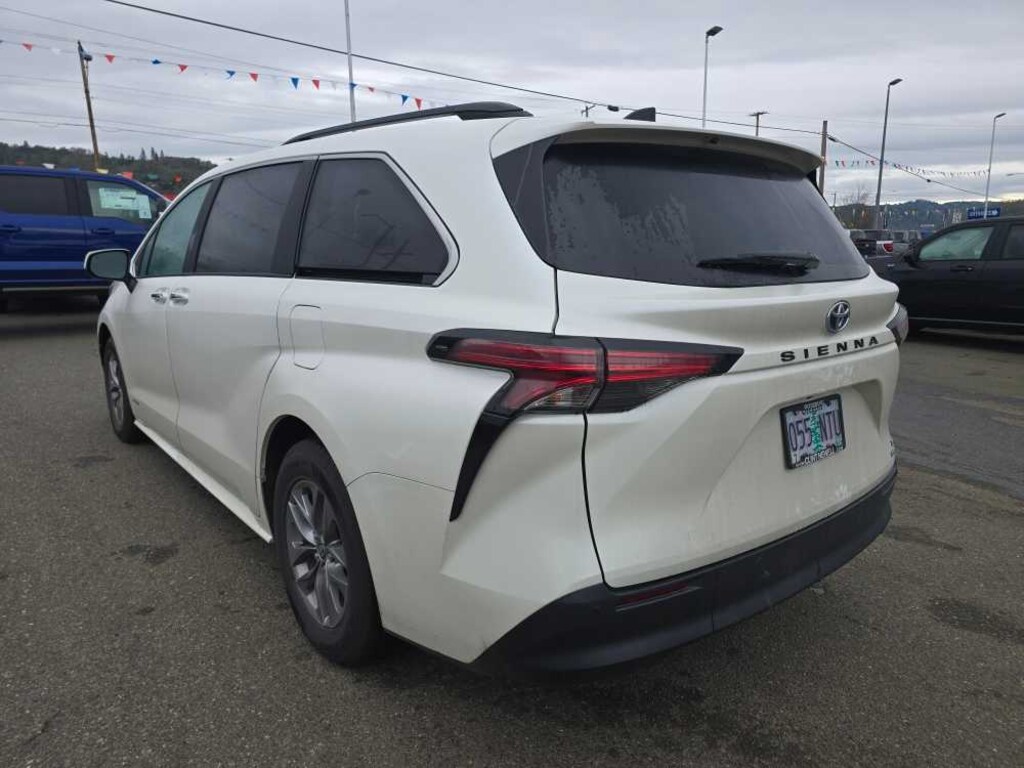 Certified 2021 Toyota Sienna XLE Van