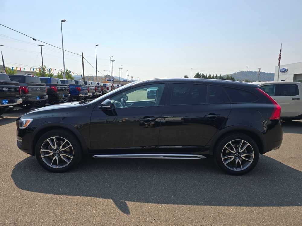 2018 Volvo V60 Cross Country photo 2