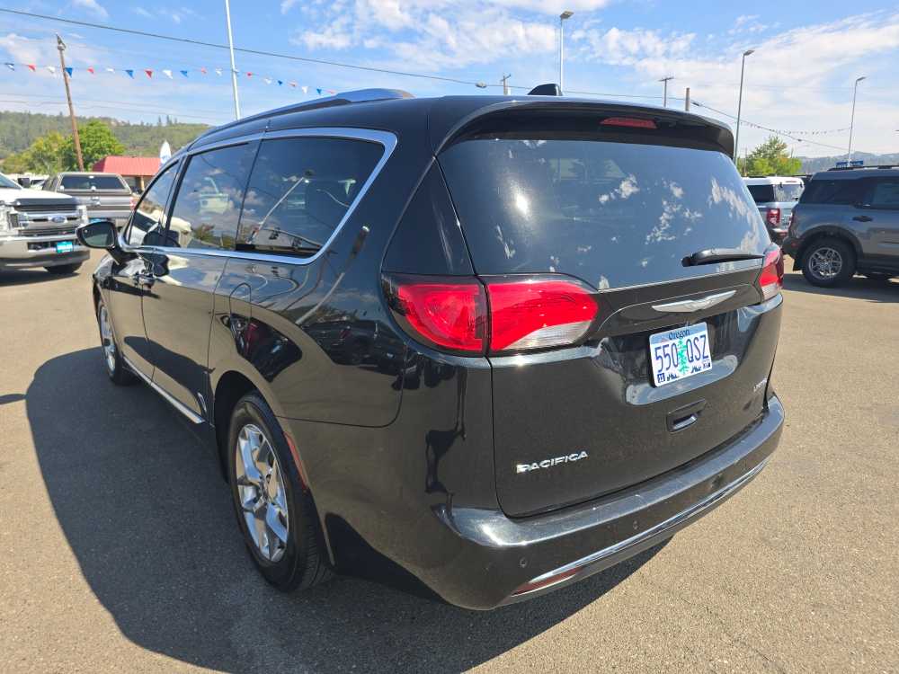 Used 2017 Chrysler Pacifica Limited with VIN 2C4RC1GG2HR528793 for sale in Roseburg, OR