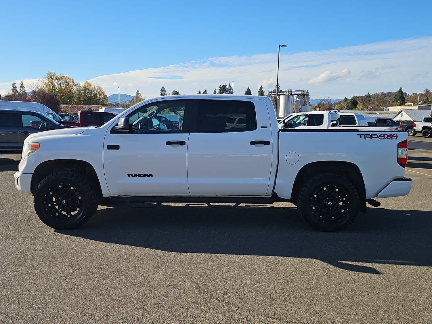 2016 Toyota Tundra SR5 photo 2