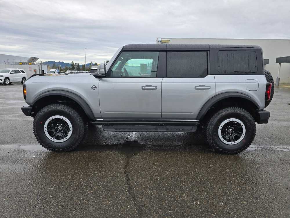 2024 Ford Bronco Outer Banks photo 2