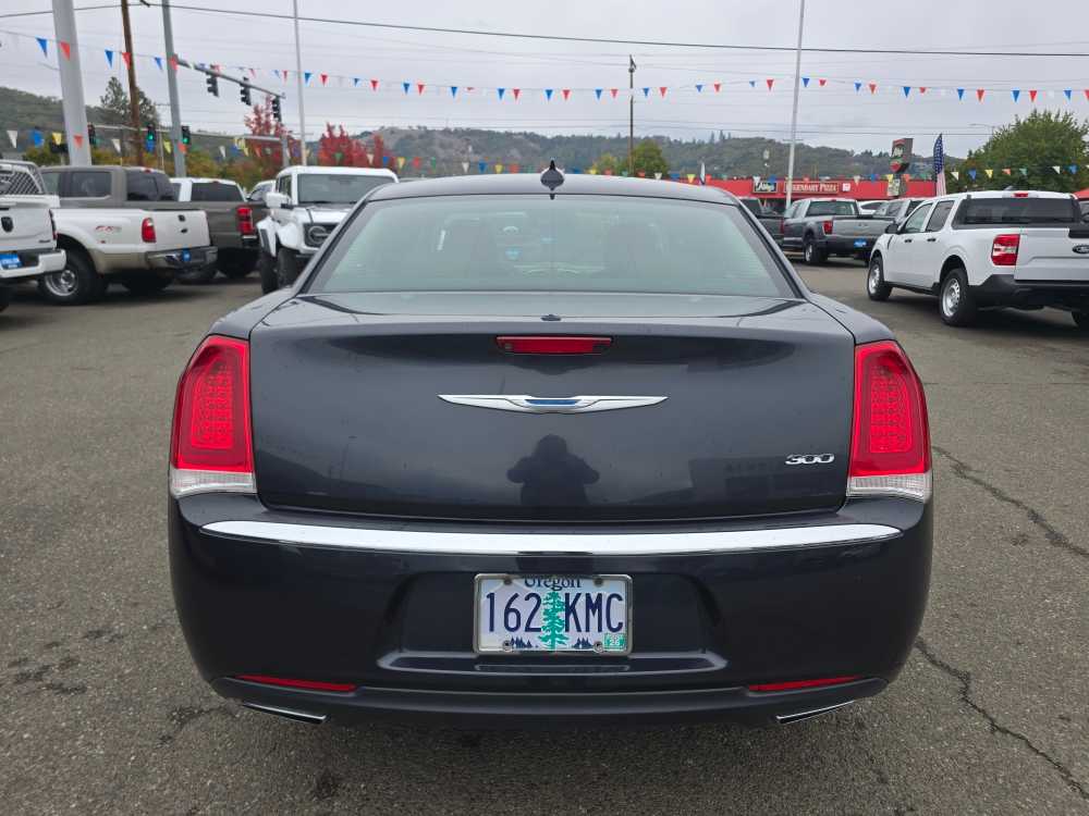 2018 Chrysler 300 Touring photo 4
