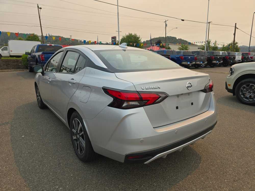 2022 Nissan Versa SV photo 2