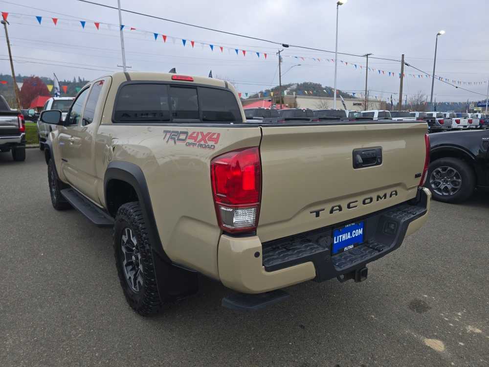 2017 Toyota Tacoma TRD photo 3