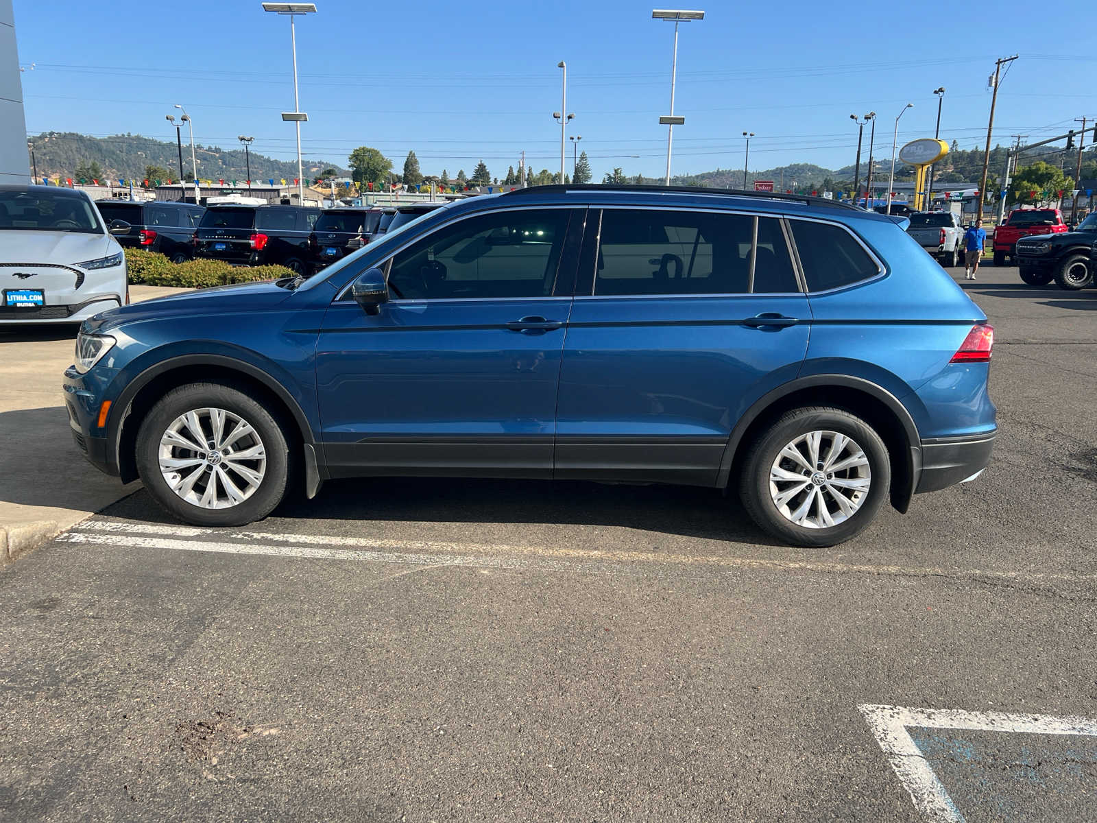 Used 2019 Volkswagen Tiguan SE with VIN 3VV2B7AX8KM043932 for sale in Roseburg, OR