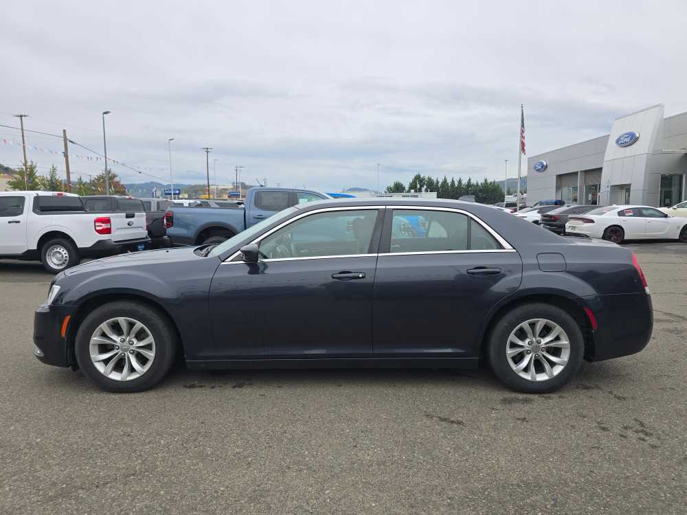 2018 Chrysler 300 Touring photo 2