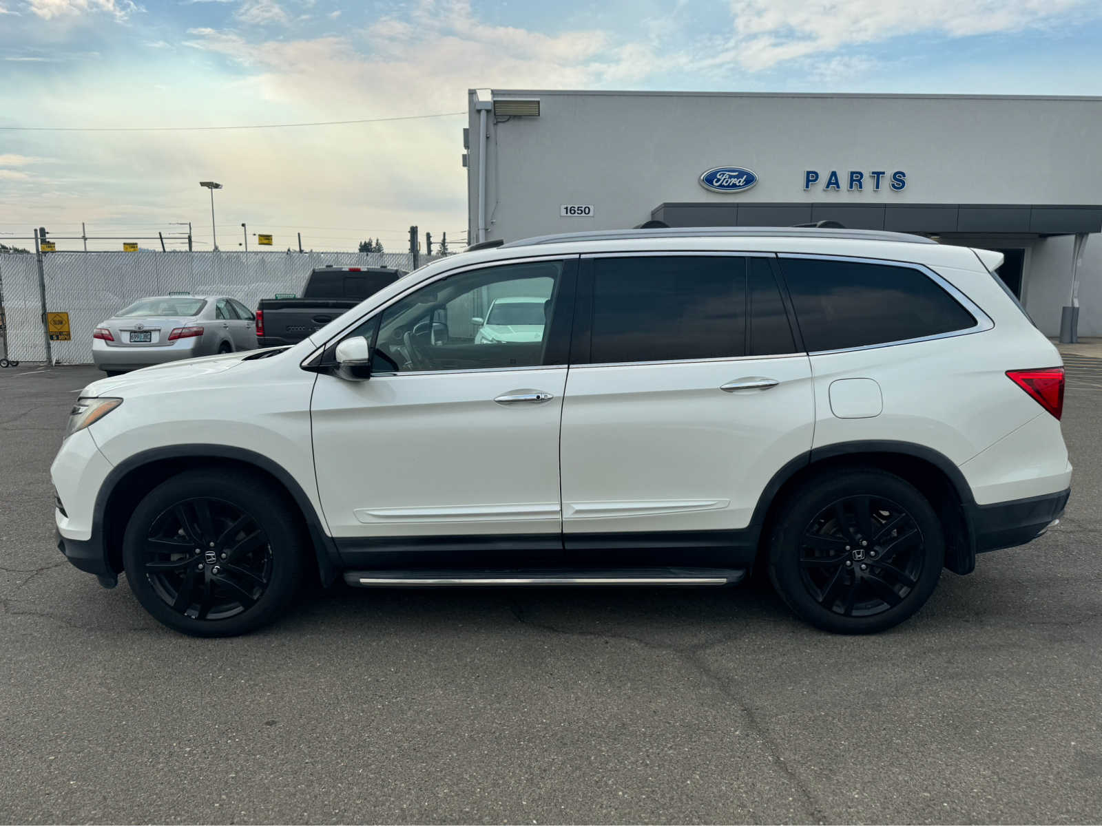 Used 2017 Honda Pilot Elite with VIN 5FNYF6H0XHB024621 for sale in Roseburg, OR