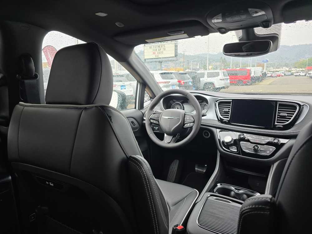 Thumbnail: 2026 Chrysler Pacifica - 10