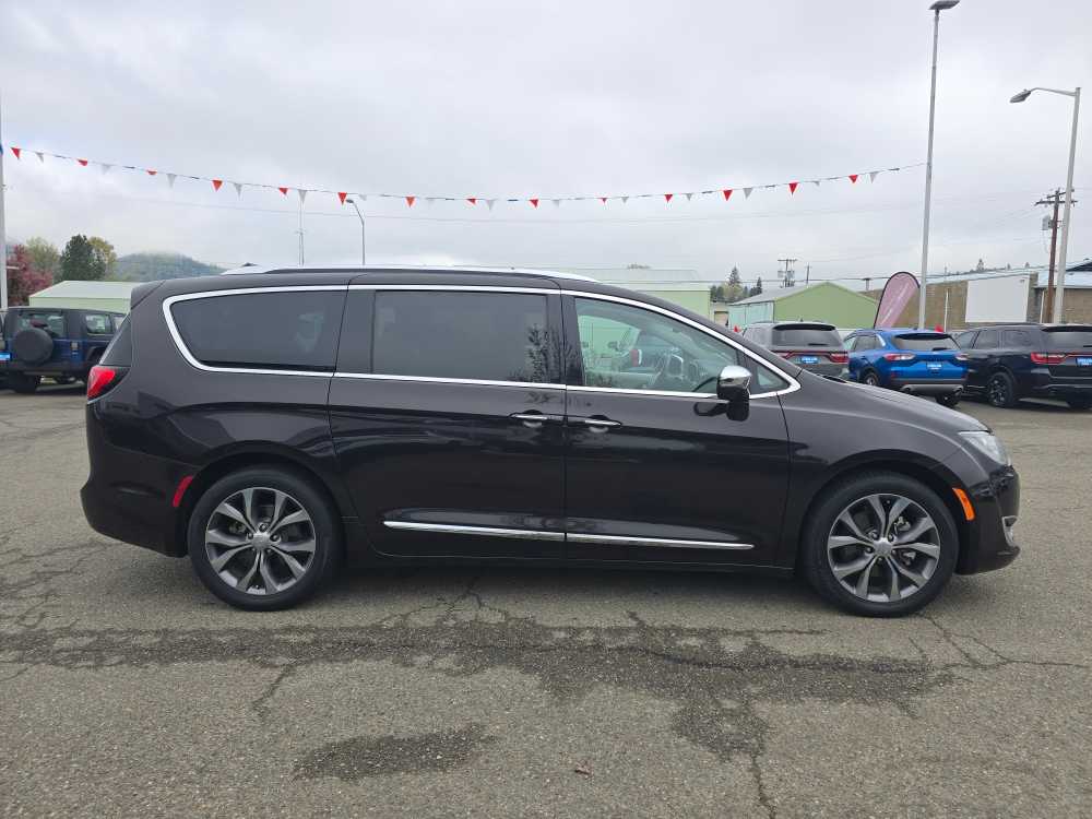 Thumbnail: 2017 Chrysler Pacifica - 6