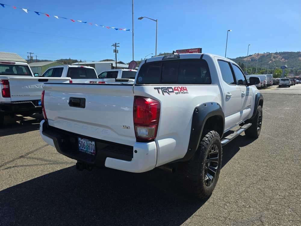 Thumbnail: 2016 Toyota Tacoma - 3