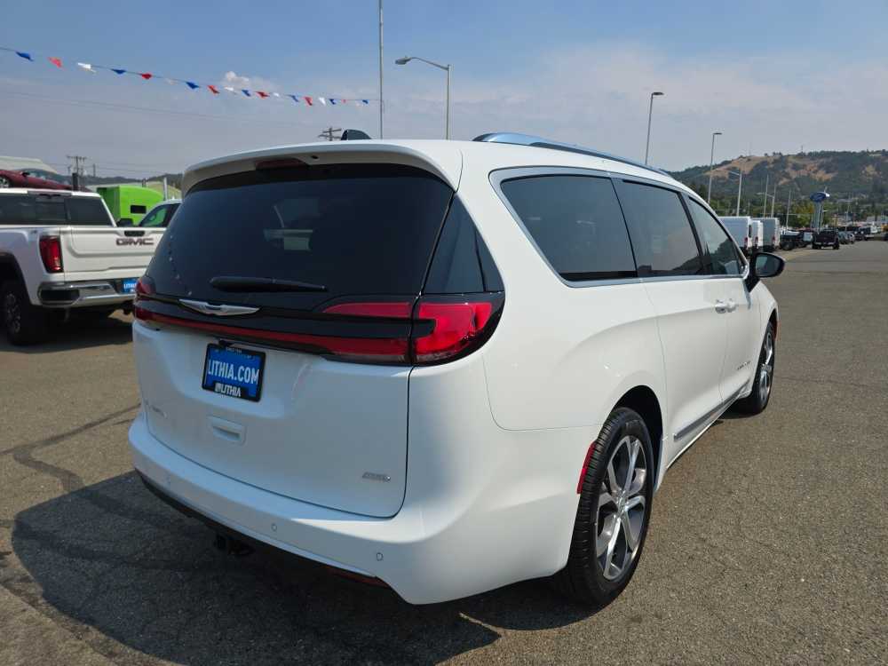 Thumbnail: 2026 Chrysler Pacifica - 5
