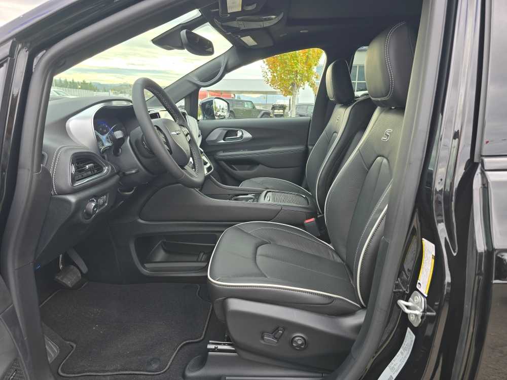 Thumbnail: 2026 Chrysler Pacifica - 9