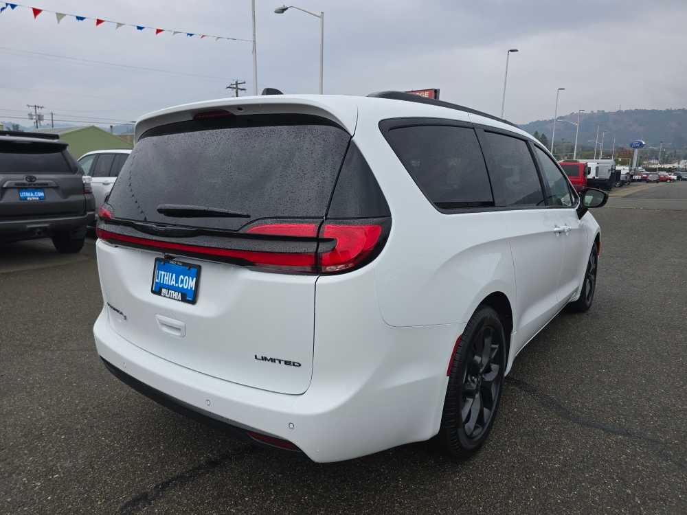 Thumbnail: 2026 Chrysler Pacifica - 5