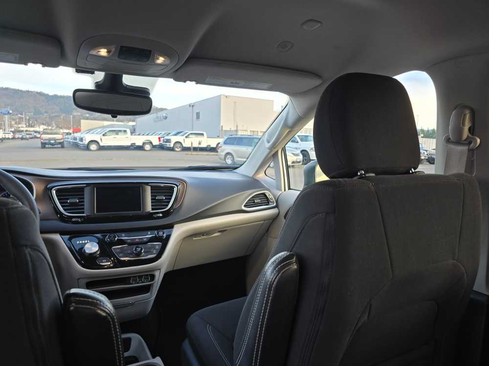 Thumbnail: 2023 Chrysler Voyager - 14