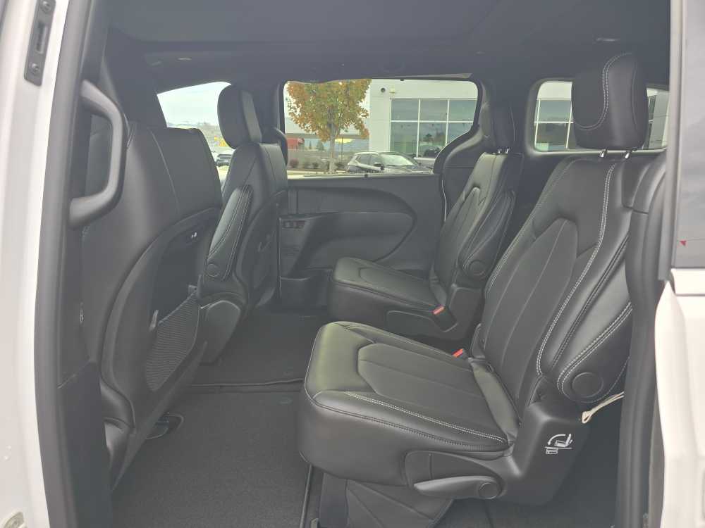 Thumbnail: 2026 Chrysler Pacifica - 16