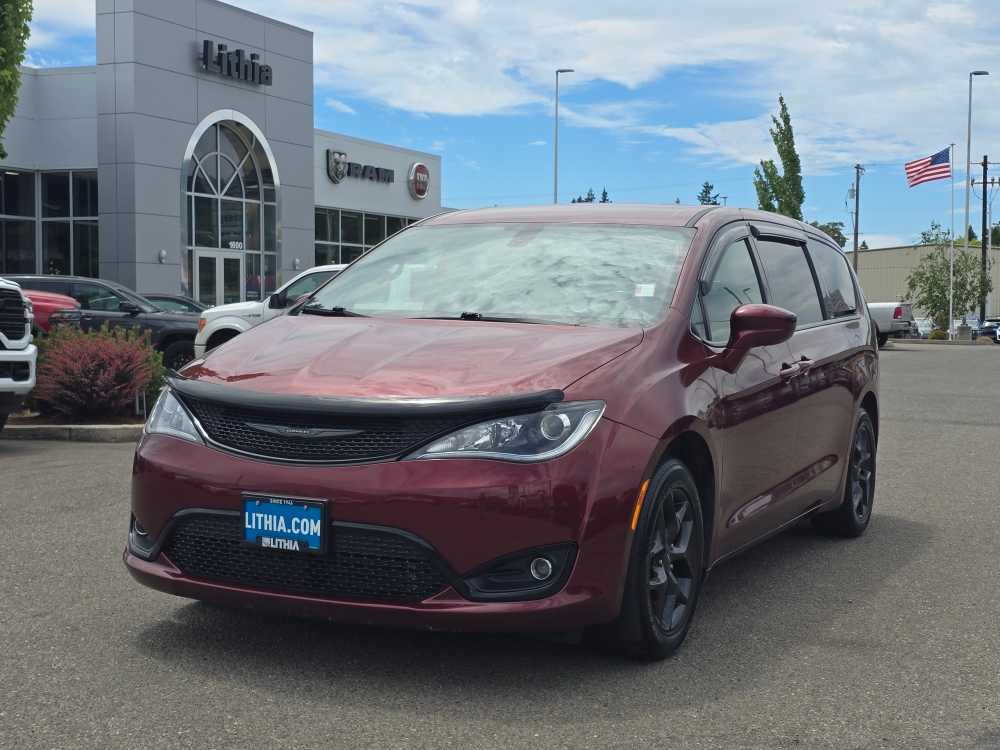 2020 Chrysler Pacifica Touring's photo