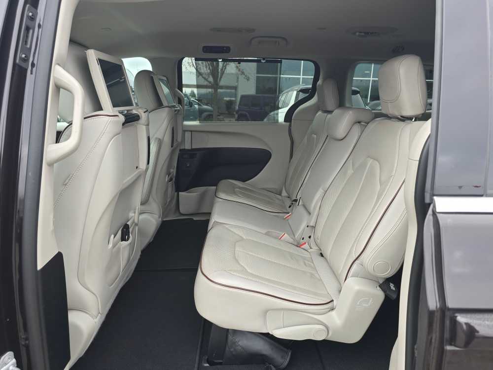 Thumbnail: 2017 Chrysler Pacifica - 16