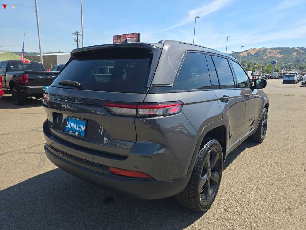 Thumbnail: 2023 Jeep Grand Cherokee - 4