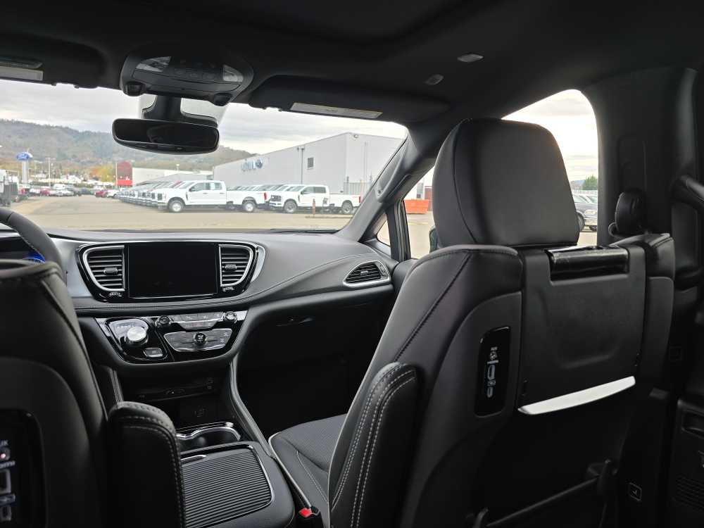 Thumbnail: 2026 Chrysler Pacifica - 14