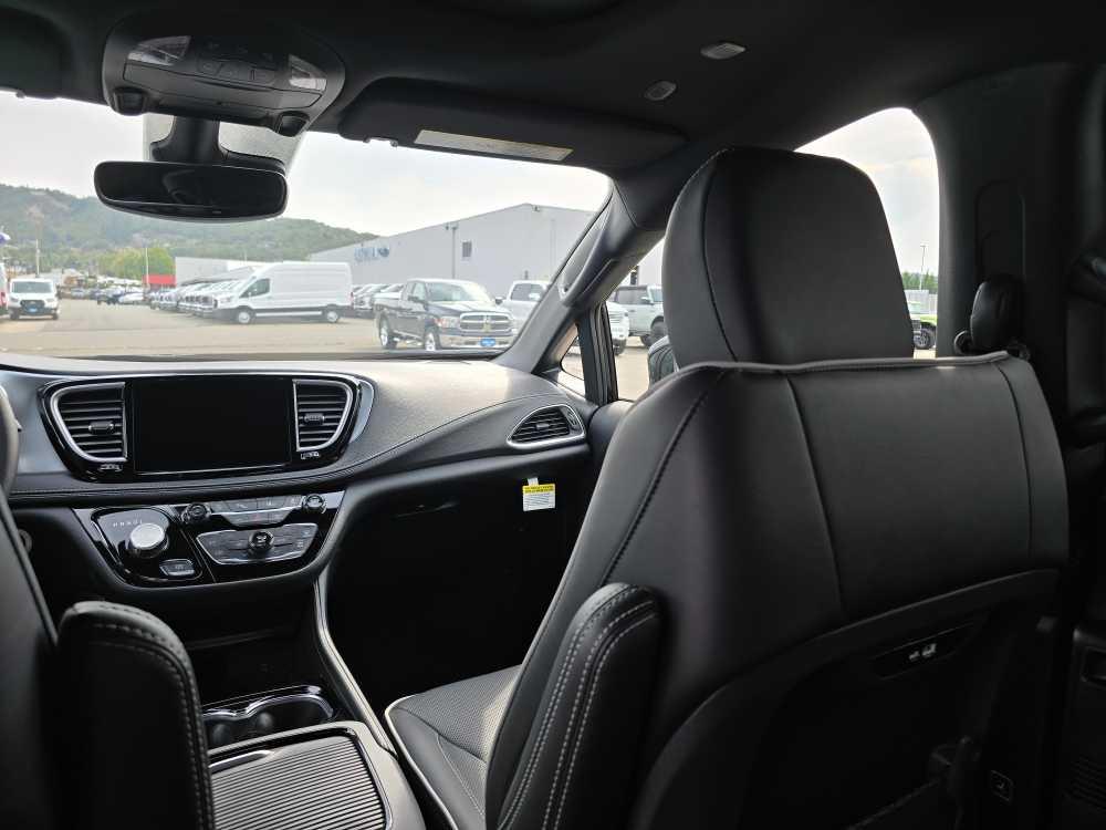 Thumbnail: 2026 Chrysler Pacifica - 14