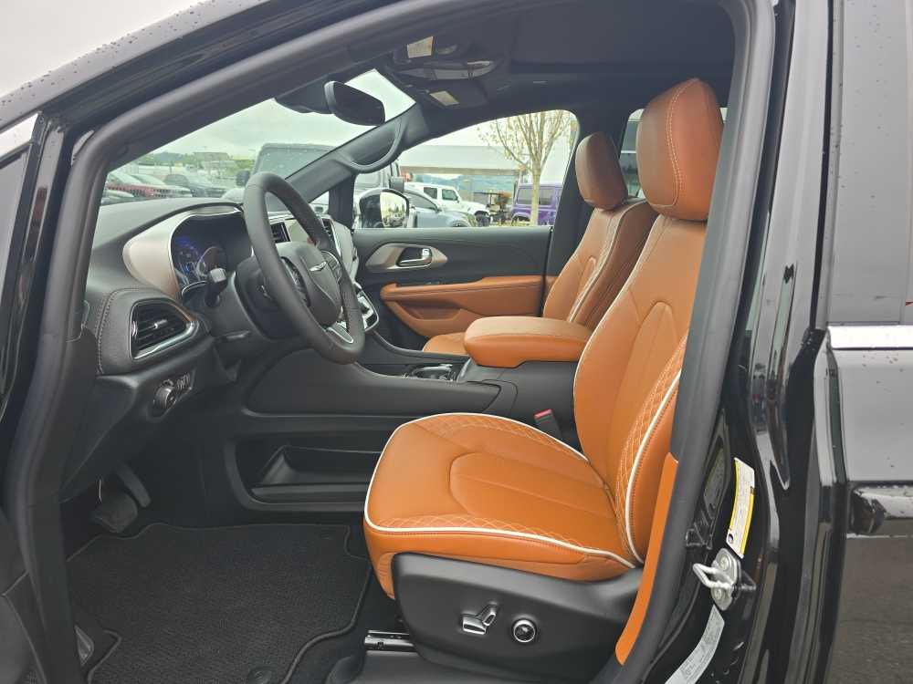 Thumbnail: 2026 Chrysler Pacifica - 9