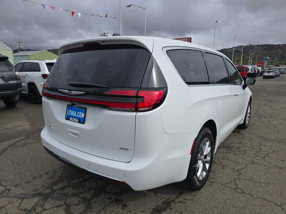 Thumbnail: 2026 Chrysler Pacifica - 5