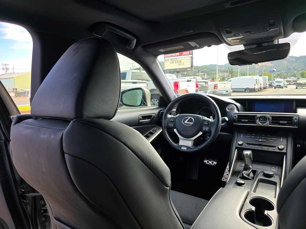Thumbnail: 2019 Lexus IS - 10