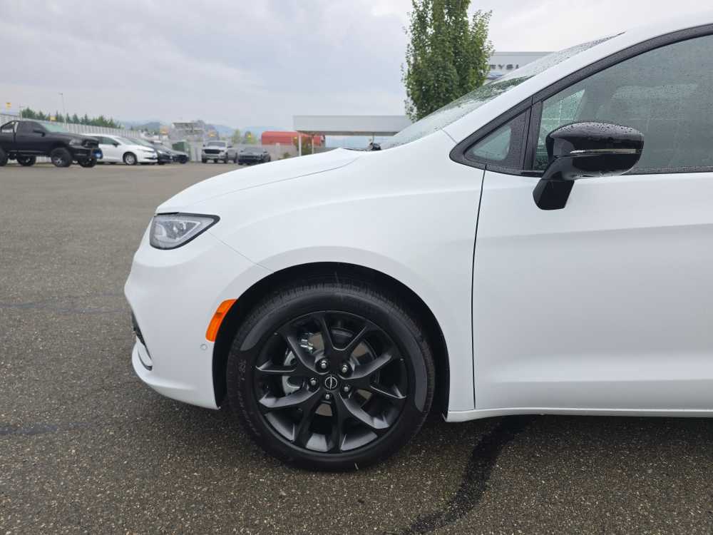 Thumbnail: 2026 Chrysler Pacifica - 19