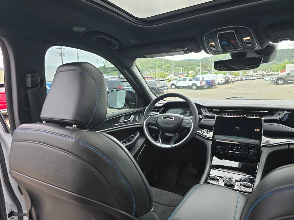 Thumbnail: 2023 Jeep Grand Cherokee - 10