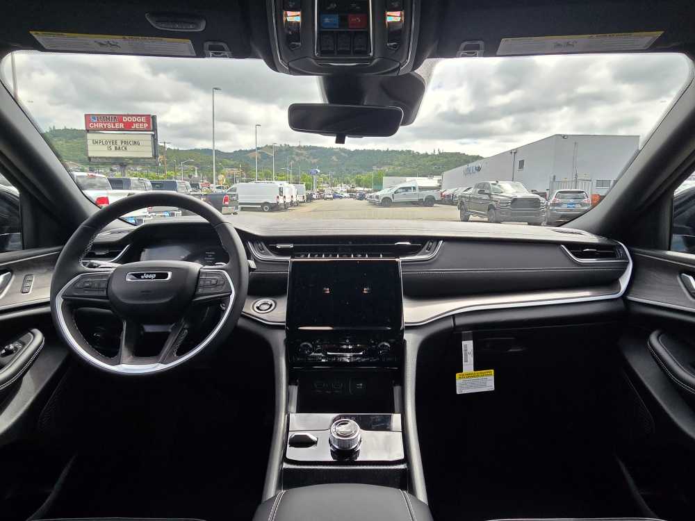 Thumbnail: 2025 Jeep Grand Cherokee - 15