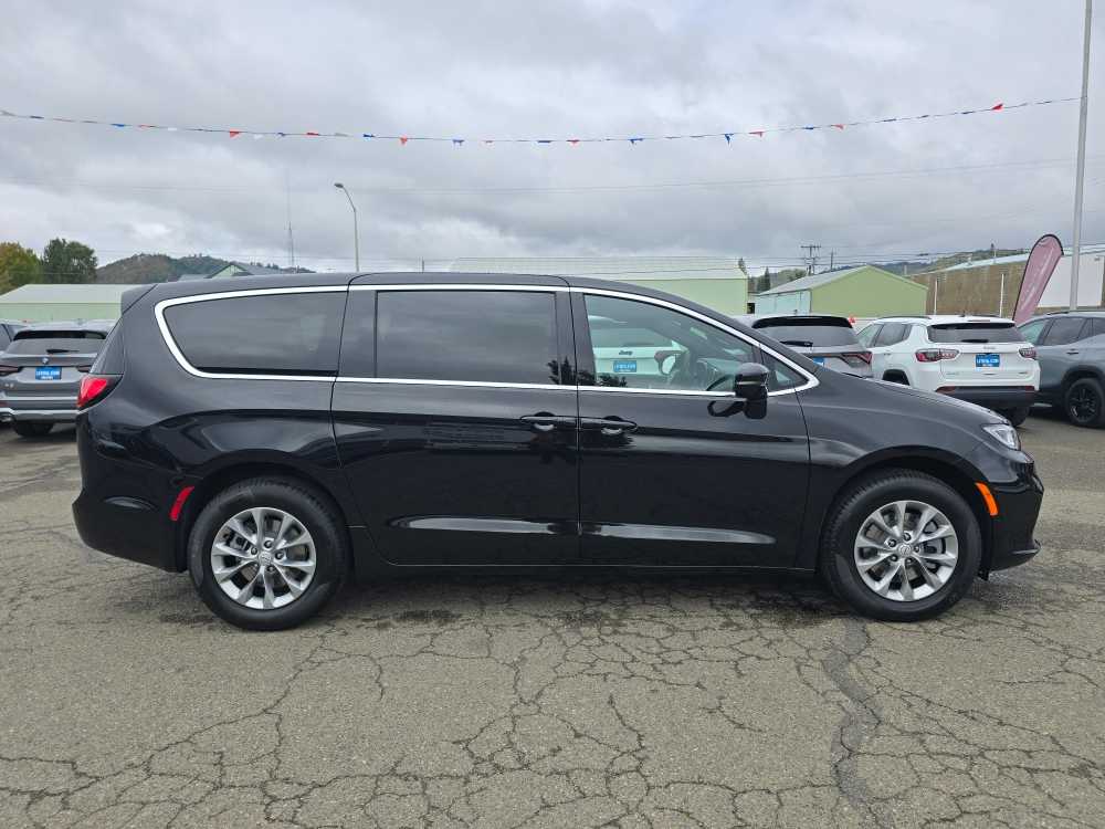 Thumbnail: 2026 Chrysler Pacifica - 6